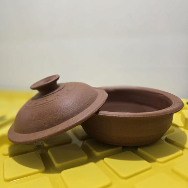 Clay pot with lid